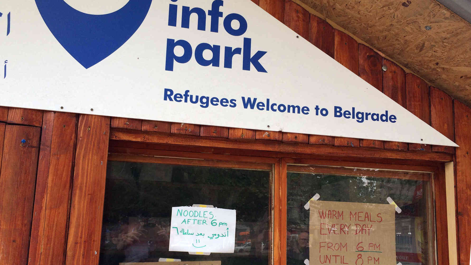 Die Helfer vor Ort verteilen täglich warmes Essen und geben Infos weiter. Foto: BR | Till Rüger