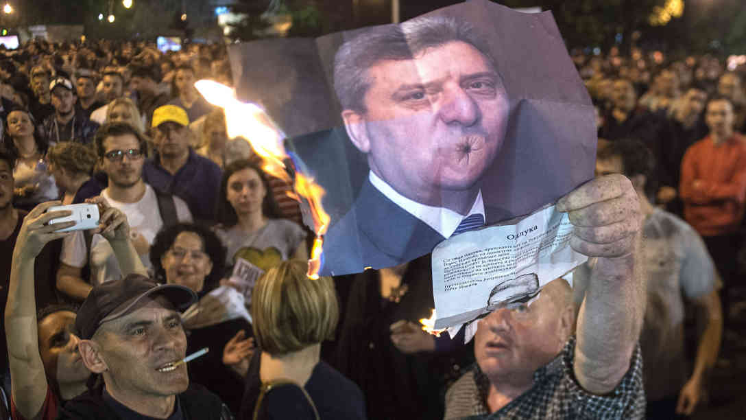 Proteste gegen die von Präsident Gjorge Ivanov beschlossene Amnestie für Politiker. Bilder des Präsidenten werden am 13.4.2016 in Skopje verbrannt. Foto: picture alliance | dpa