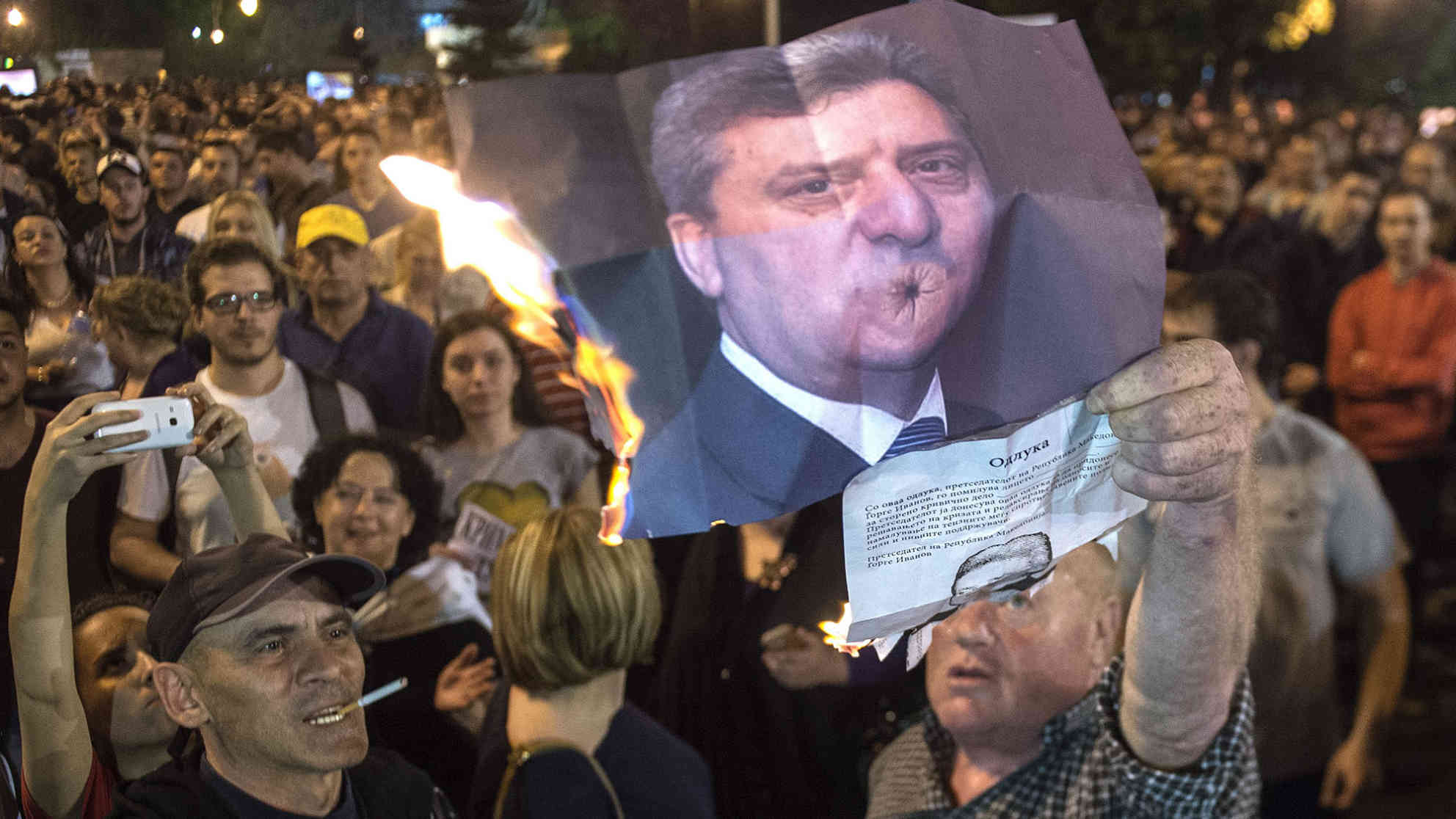 Proteste gegen die von Präsident Gjorge Ivanov beschlossene Amnestie für Politiker. Bilder des Präsidenten werden am 13.4.2016 in Skopje verbrannt. Foto: picture alliance | dpa