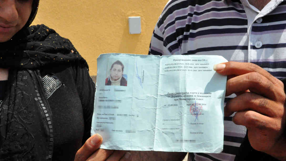 Diese Ausweise erhalten die Flüchtlinge in Harmanli. Sie sind drei Monate gültig und berechtigen zum Verlassen des Geländes. Foto: BR | Karin Straka