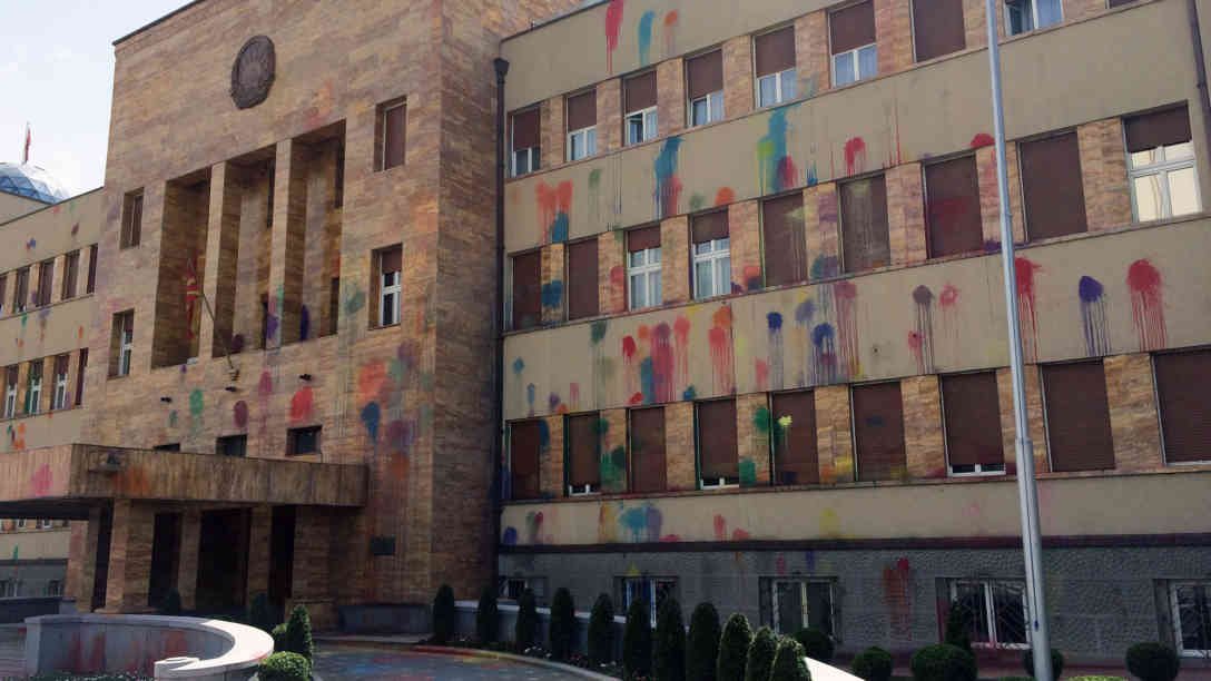 Das Parlament in Skopje hat ebenfalls Farbe abbekommen. Foto: BR | Till Rüger