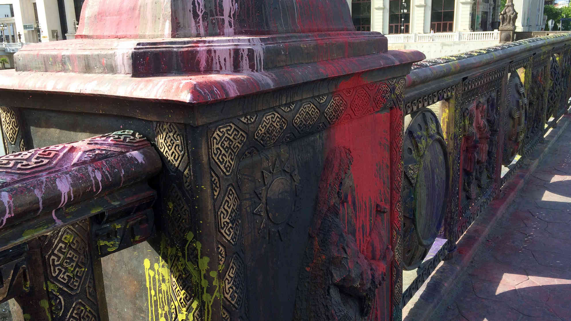 Mit Farbbeuteln werden Behörden, Regierungsgebäude und die für viele Millionen neu-gebauten Denkmäler bunter. Foto: BR | Till Rüger