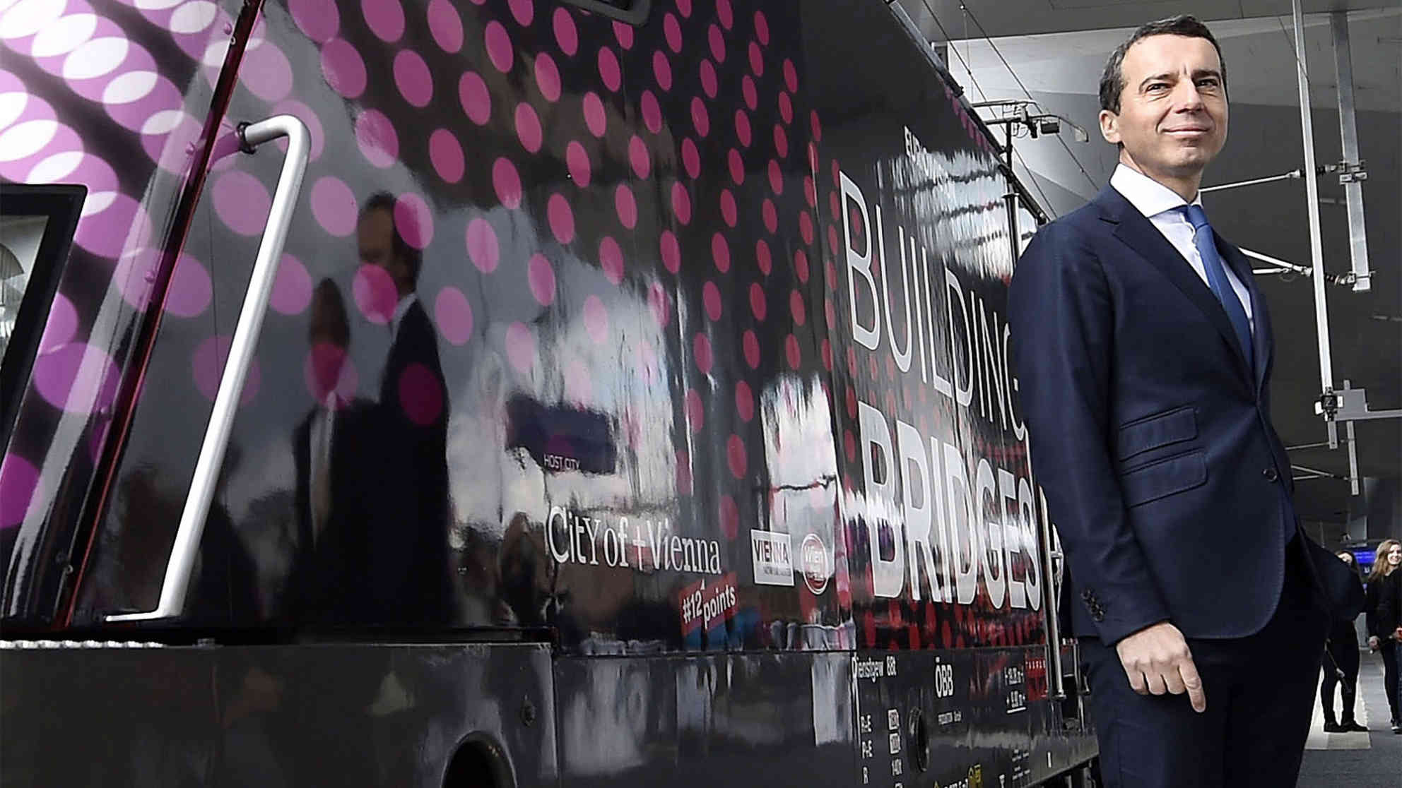 Der designierte SPÖ-Parteichef und Bundeskanzler Christian Kern, bei der Präsentation der Sonderzüge für den letztjährigen Eurovision Song Contest in Wien. Foto: picture-alliance | dpa