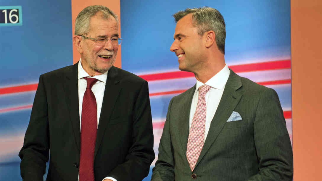 Alexander Van der Bellen(links) und Norbert Hofer am Abend des ersten Wahlgangs am 24.04.2016. Foto: picture-alliance | dpa