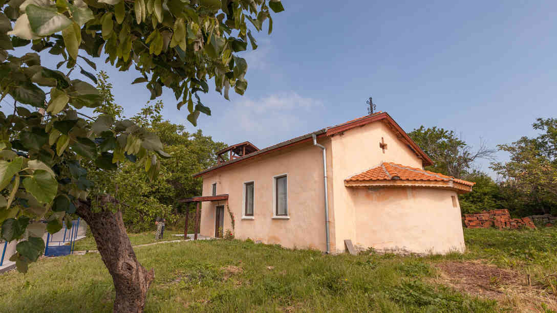 Die „Erzengel Michael“-Kirche in Kozlec wurde 1906 erbaut. Heute leben 300 Menschen im Dorf, nur 30 von ihnen sind Christen. Foto: BR | Camelia Ivanova