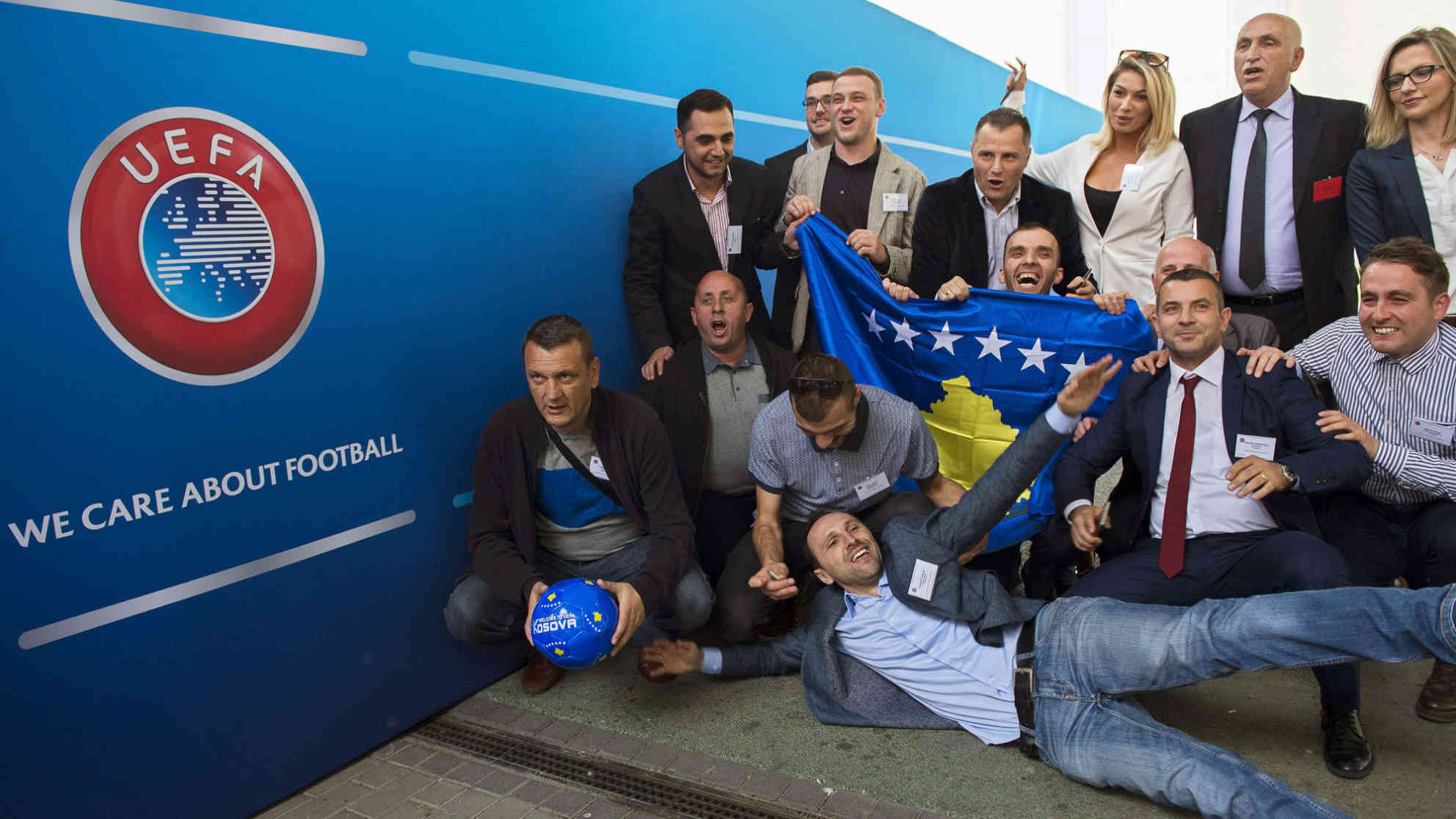 Beim UEFA-Kongress in Budapest wurde die Aufnahme des Kosovo mit knapper Mehrheit beschlossen. Kosovarische Journalisten feiern dies. Foto: picture-alliance | dpa