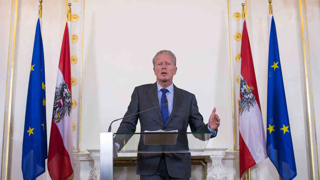 ÖVP-Parteichef und Interims-Bundeskanzler Reinhold Mitterlehner, erklärt heute, dass die ÖVP gegen Neuwahlen sind. Foto: picture-alliance | dpa