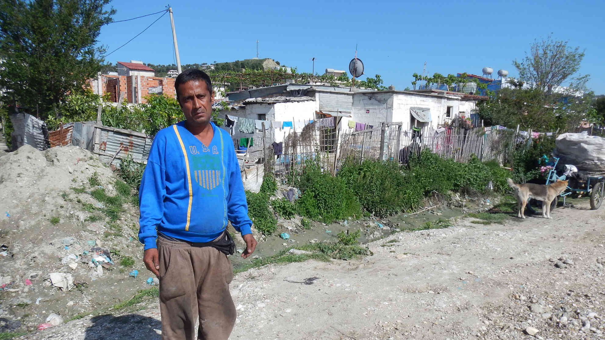 Vater Leonhard vor seiner Unterkunft. Foto: BR | Astrit Ibro