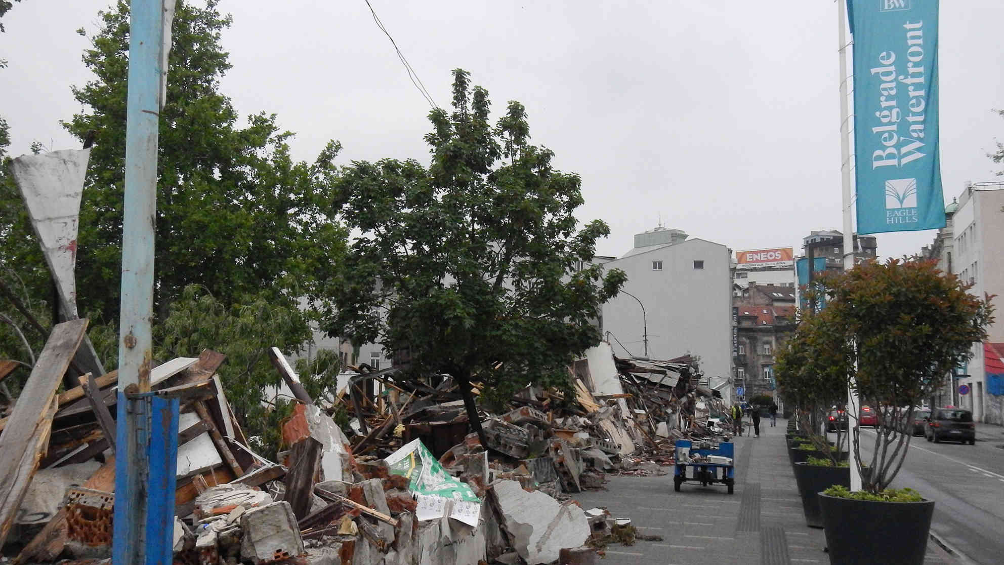 Auch nach mehr als 10 Tagen seit der Nacht und Nebel-Aktion ist das Bild fast unverändert chaotisch. Das Gelände ist nach wie vor ganz ungesichert. Angeblich wird der Bauschutt nicht geräumt, weil die Polizei eine „Tatortuntersuchung“ durchführen muss. Arme Roma durchsuchen die Überreste nach verwertbaren sekundären Rohstoffen, hauptsächlich Kupfer und Eisen. Foto: BR | Dejan Stefanovic