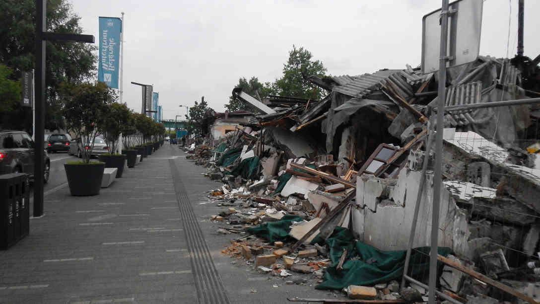 Neue Bürgersteige, Blumentöpfe wurden schon längst angelegt. Keine 200 Meter dahinter ist das Ufer der Save. Den Betroffenen war klar, dass das Alte dem Neuen weichen muss. Sie schmerzt aber, die Art und Weise wie mit ihnen umgegangen wurde. Foto: BR | Dejan Stefanovic