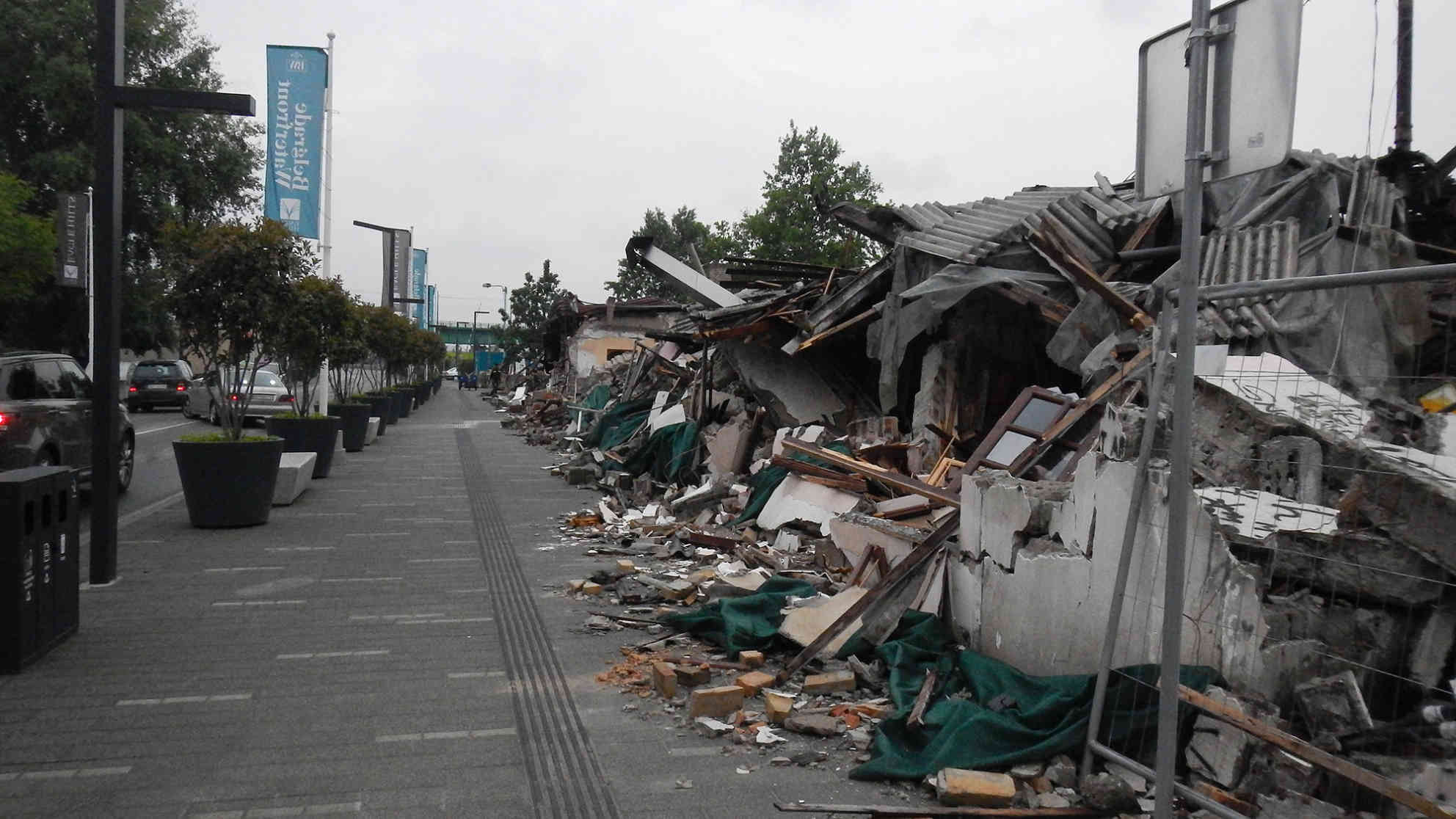 Neue Bürgersteige, Blumentöpfe wurden schon längst angelegt. Keine 200 Meter dahinter ist das Ufer der Save. Den Betroffenen war klar, dass das Alte dem Neuen weichen muss. Sie schmerzt aber, die Art und Weise wie mit ihnen umgegangen wurde. Foto: BR | Dejan Stefanovic