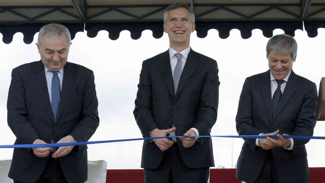 NATO-Generalsekretär Jens Stoltenberg (Mitte), mit Rumäniens Premierminister Dacian Ciolos (rechts) und Rumäniens Außenminister Lazar Comanescu bei der feierlichen Inbetriebnahme der Raketenbasis. Foto: picture-alliance | dpa