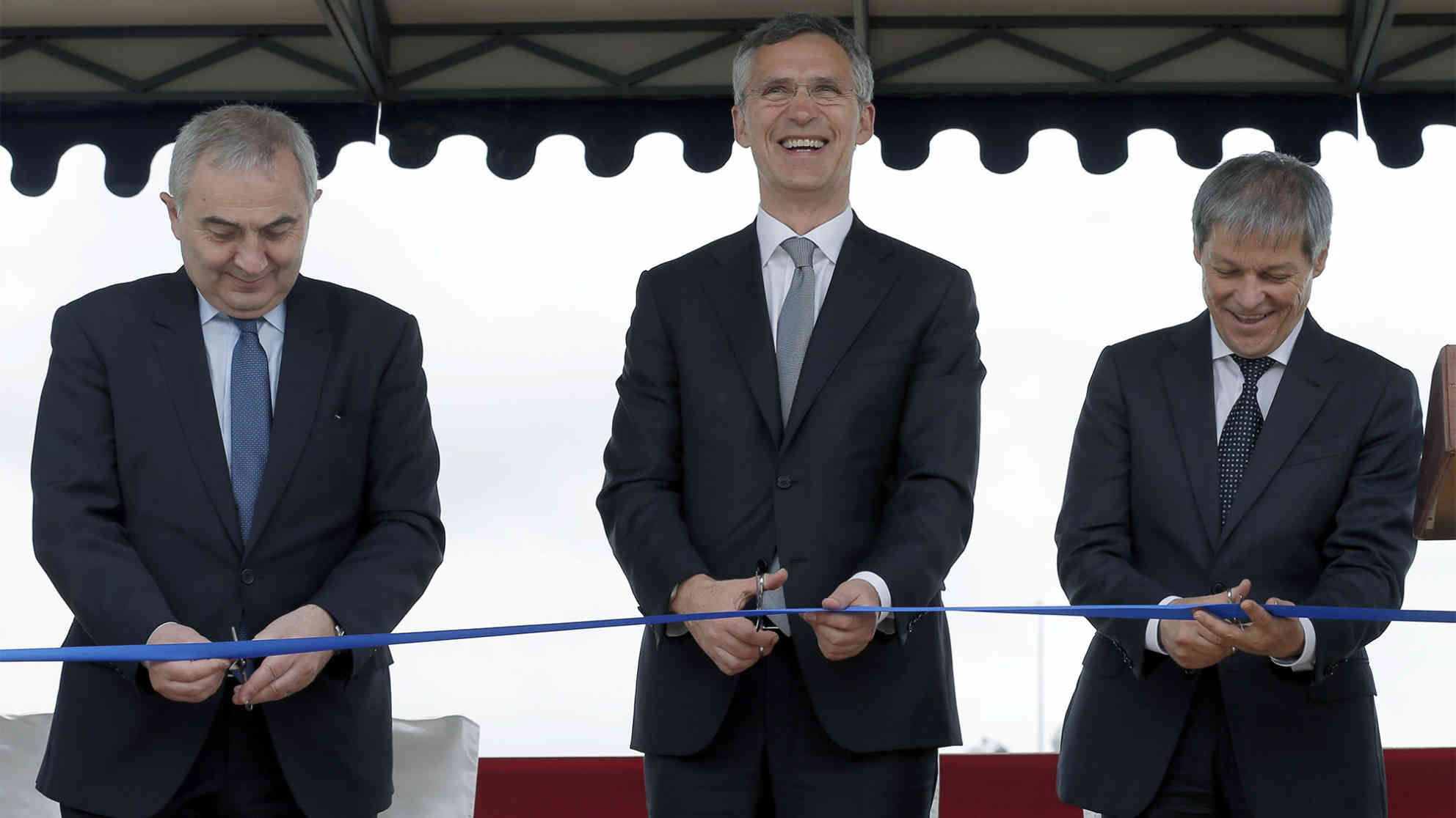 NATO-Generalsekretär Jens Stoltenberg (Mitte), mit Rumäniens Premierminister Dacian Ciolos (rechts) und Rumäniens Außenminister Lazar Comanescu bei der feierlichen Inbetriebnahme der Raketenbasis. Foto: picture-alliance | dpa