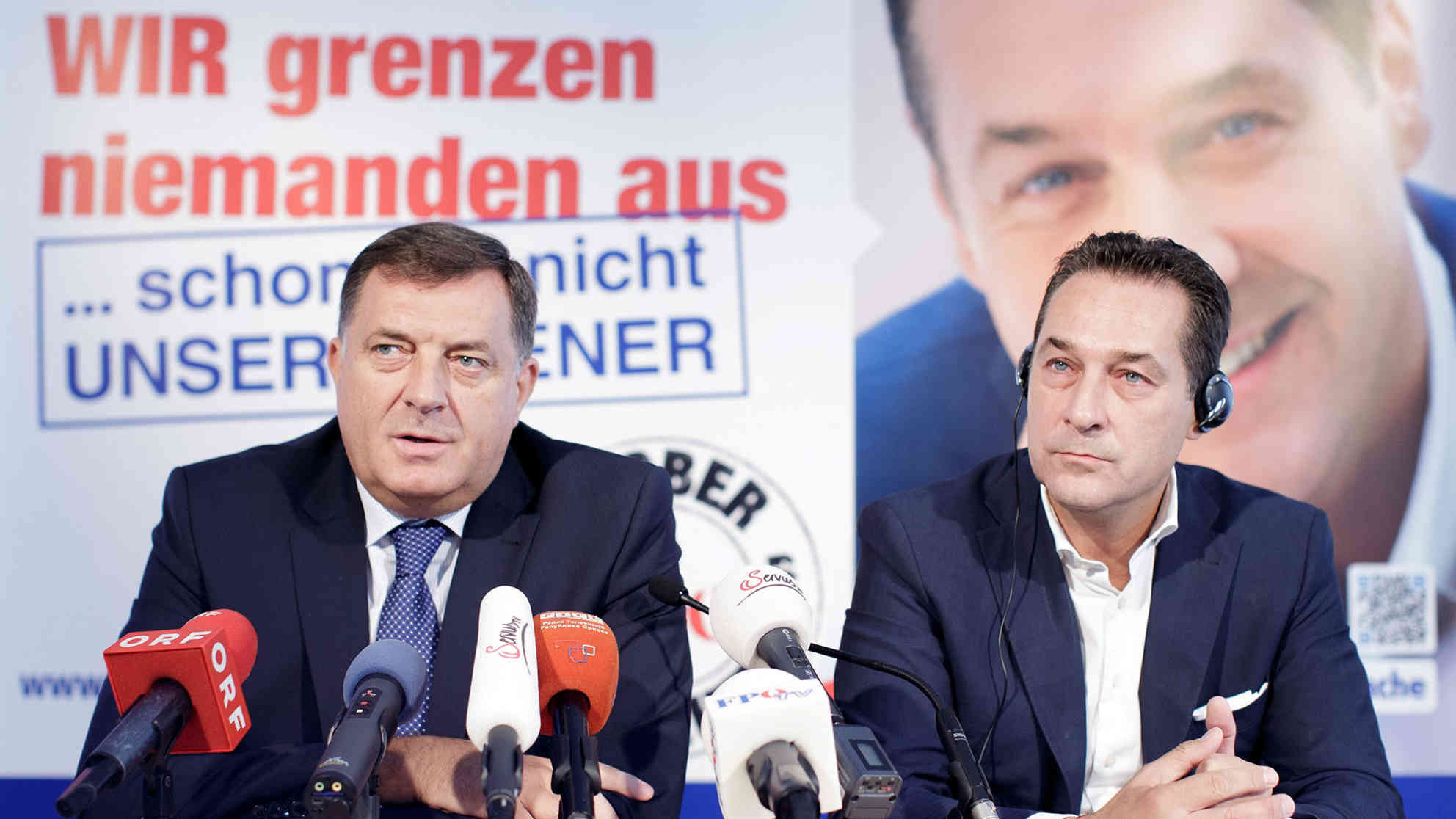 Der Präsident der Republika Srpska Milorad Dodik und der FPÖ-Vorsitzende Heinz-Christian Strache (re.) bei einer Pressekonferenz zu den Beziehungen zwischen Österreich und der Republika Srpska in Wien (21.09.2015). Foto: picture alliance | dpa