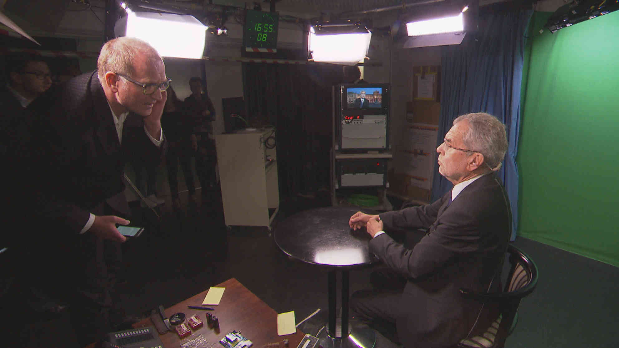 Der designierte österreichische Bundespräsident bei den Vorbereitungen zum Interview mit den ARD Tagesthemen. Foto: BR | Markus Grohs