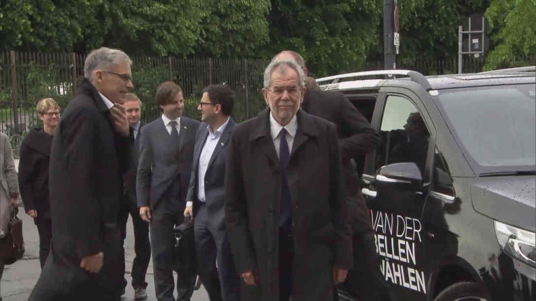 Der designierte Bundespräsident Alexander Van der Bellen will die Kompetenzen des Bundespräsidenten beschneiden.