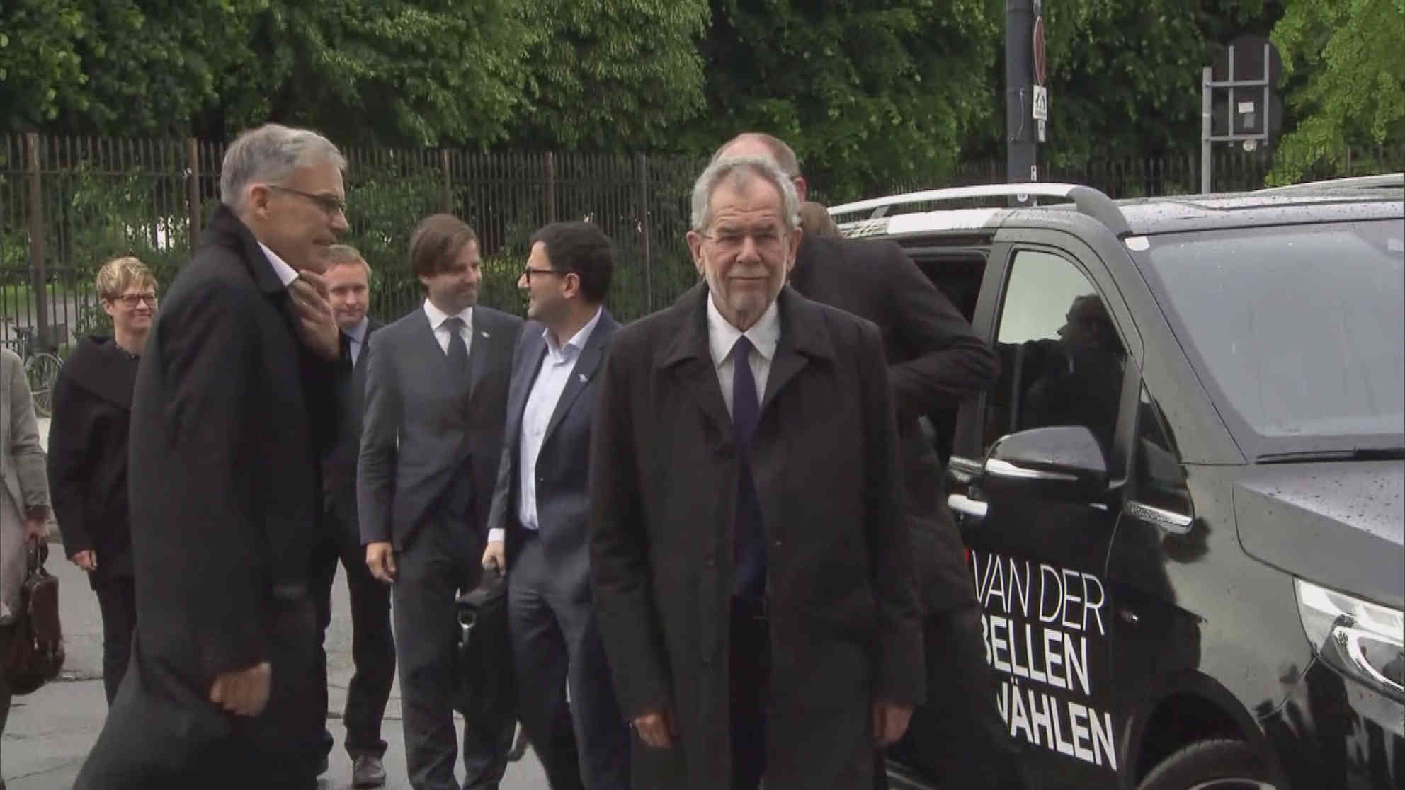 Der designierte Bundespräsident Alexander Van der Bellen will die Kompetenzen des Bundespräsidenten beschneiden.