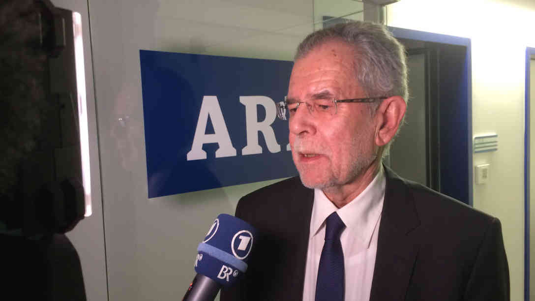Der designierte Bundespräsident Alexander Van der Bellen beim ARD-Interview. Foto: BR | Till Rüger