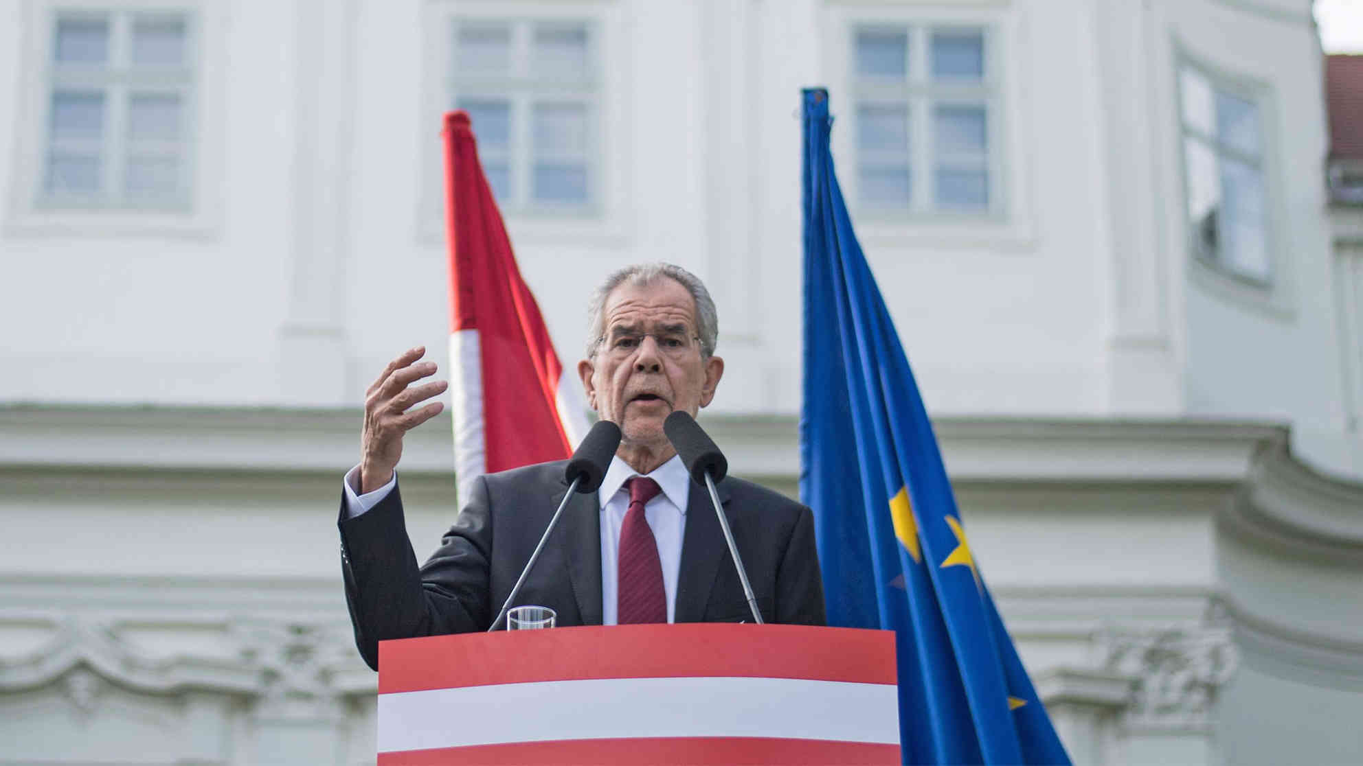 Österreichs designierter Präsident Alexander Van der Bellen bei seiner ersten Rede nach Verkündung der Wahlergebnisse. Foto: picture-alliance | dpa