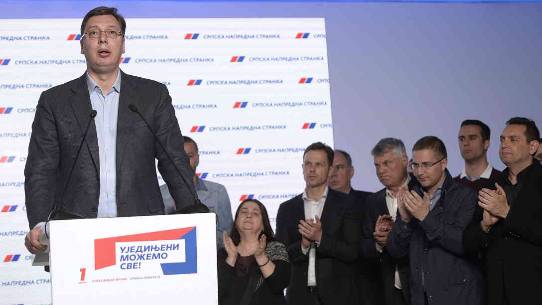 Der serbische Premier Aleksandar Vucic gibt eine Pressekonferenz nach der Wahl am 24.04.2016. Foto: picture alliance | dpa