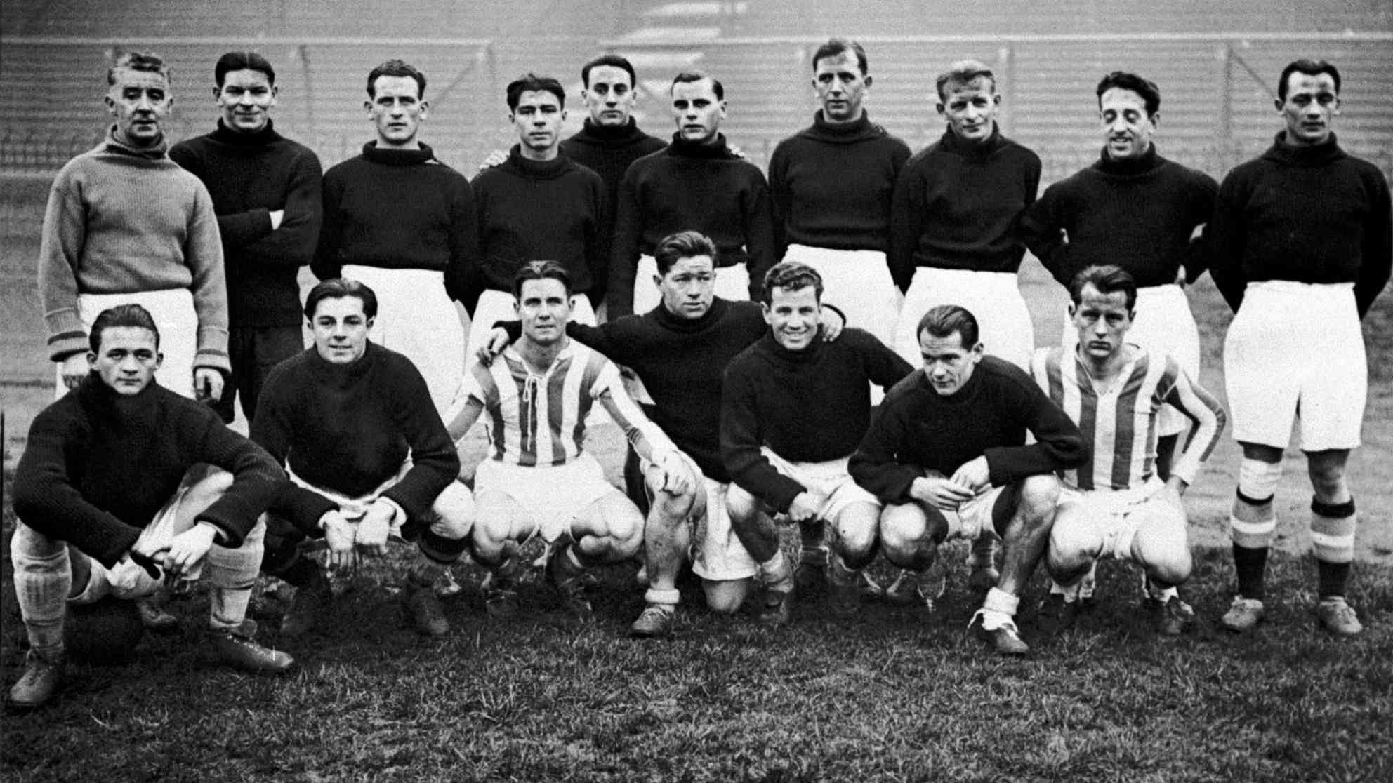 Das Wunderteam vor dem Länderspiel gegen England am 07.12.1932 in London, England: (l-r)Trainer Jimmy Hogan, Walter Nausch, Georg Braun, Karl Gall, Adolf Vogel, Karl Zischek, Franz Weselik, Matthias Sindelar, Karl Rainer, Johann Mock; (vorne, l-r) Rudolf Hiden, Peter Platzer, Anton Janda, Karl Sesta, Anton Schall, Friedrich Gschweidl und Josef Smistik. Foto: picture-alliance | dpa