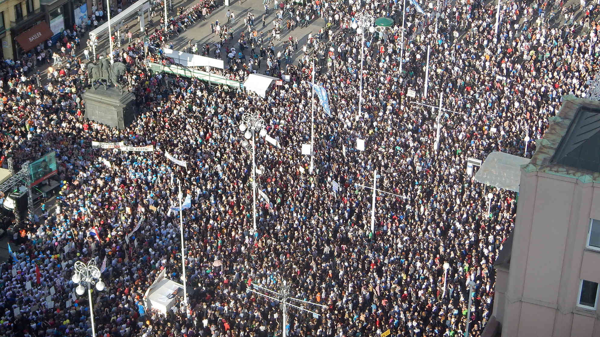 Am 01.06.2016 haben sich tausende Demonstranten auf dem Ban-Jelacic-Platz im Zentrum Zagrebs versammelt und für die Bildungsreform demonstriert. Foto: BR | Stjepan Milcic