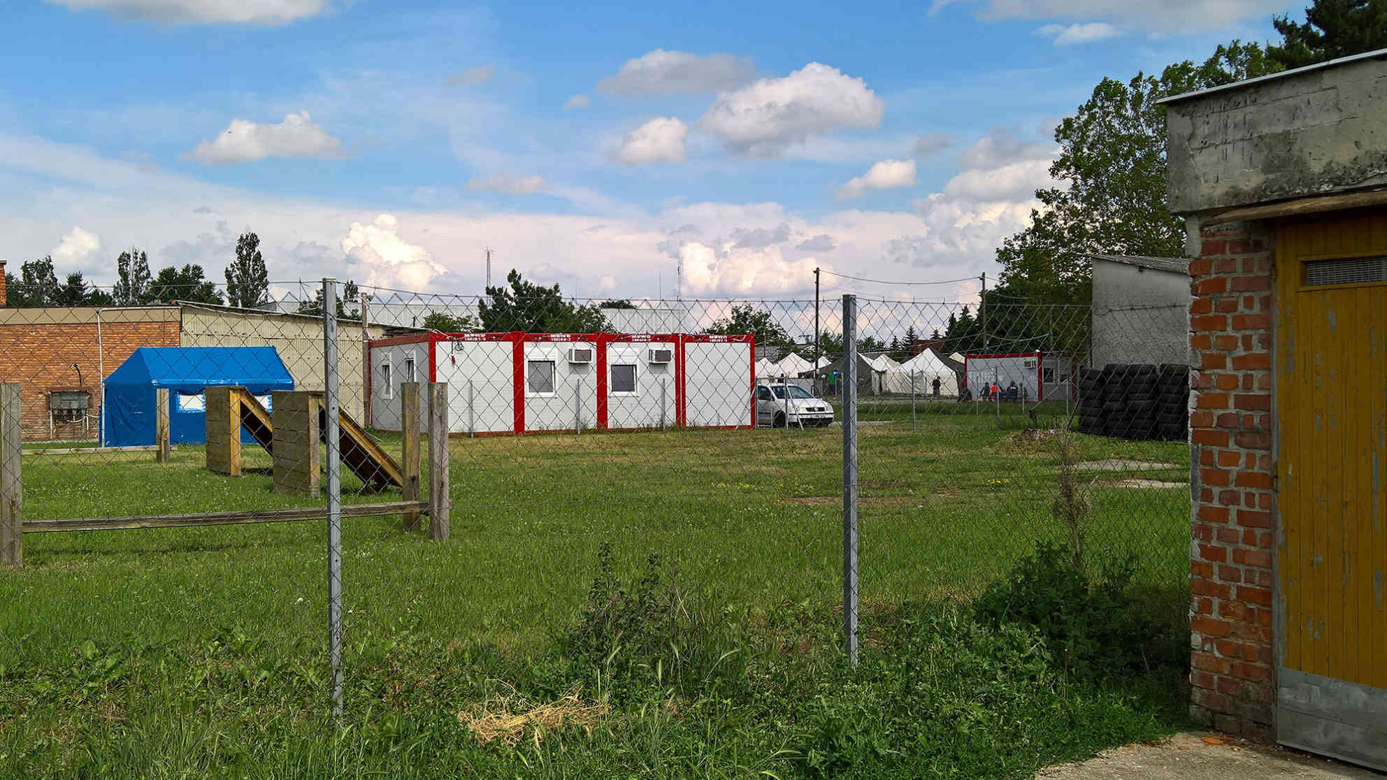 Das Lager befindet sich auf dem Gelände einer Polizeischule. Untergebracht sind die Flüchtlinge in Zelten. Foto: BR | Attila Poth