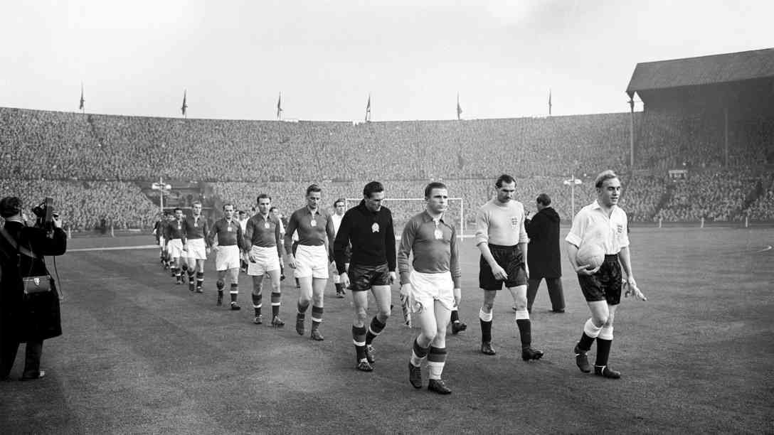 Der Schicksalstag des englischen Länderspiel-Fußballs am 25.11.1953 im Londoner Wembleystadion: Die Nationalmannschaft mit Kapitän Billy Wright (r, mit Ball) und Torhüter Gil Merrick (2.v.r) läuft zur Begegnung mit den als unschlagbar geltenden Ungarn auf, angeführt von Kapitän Ferenc Puskas (3.v.r) und Torhüter Gyula Grosics (4.v.r). Am Ende besiegen die Magyaren das Team aus dem Fußball-Mutterland hoch mit 6:3. Im Jahr darauf setzt es für die Engländer in Budapest gar eine 1:7-Schlappe. Foto: picture-alliance | dpa