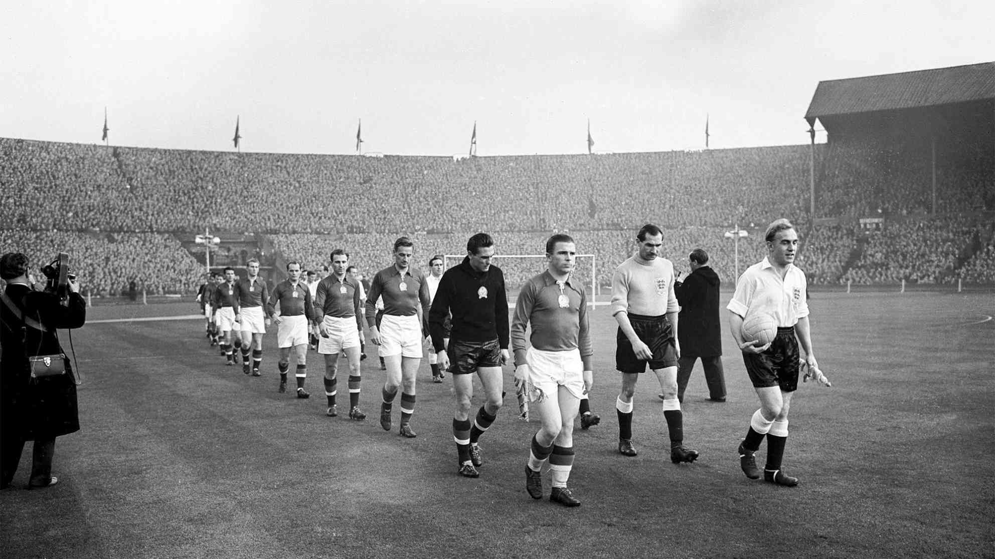 Der Schicksalstag des englischen Länderspiel-Fußballs am 25.11.1953 im Londoner Wembleystadion: Die Nationalmannschaft mit Kapitän Billy Wright (r, mit Ball) und Torhüter Gil Merrick (2.v.r) läuft zur Begegnung mit den als unschlagbar geltenden Ungarn auf, angeführt von Kapitän Ferenc Puskas (3.v.r) und Torhüter Gyula Grosics (4.v.r). Am Ende besiegen die Magyaren das Team aus dem Fußball-Mutterland hoch mit 6:3. Im Jahr darauf setzt es für die Engländer in Budapest gar eine 1:7-Schlappe. Foto: picture-alliance | dpa