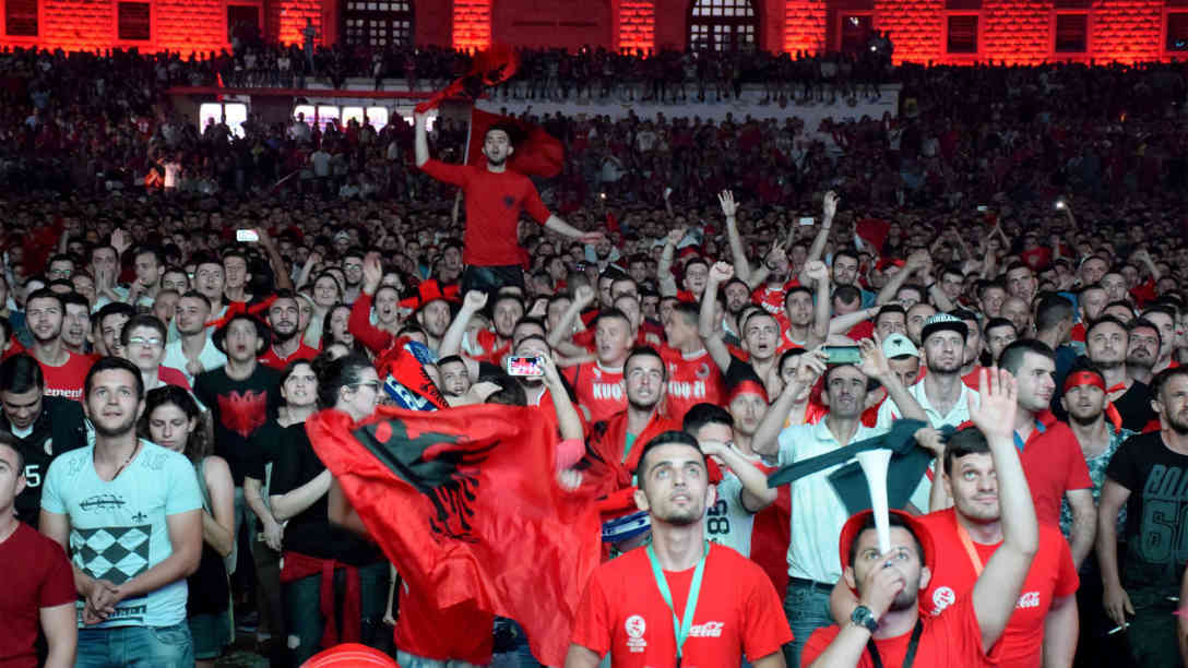 In ganz Tirana wurde auf öffentlichen Plätzen Fußball geschaut. Foto: picture-alliance | dpa