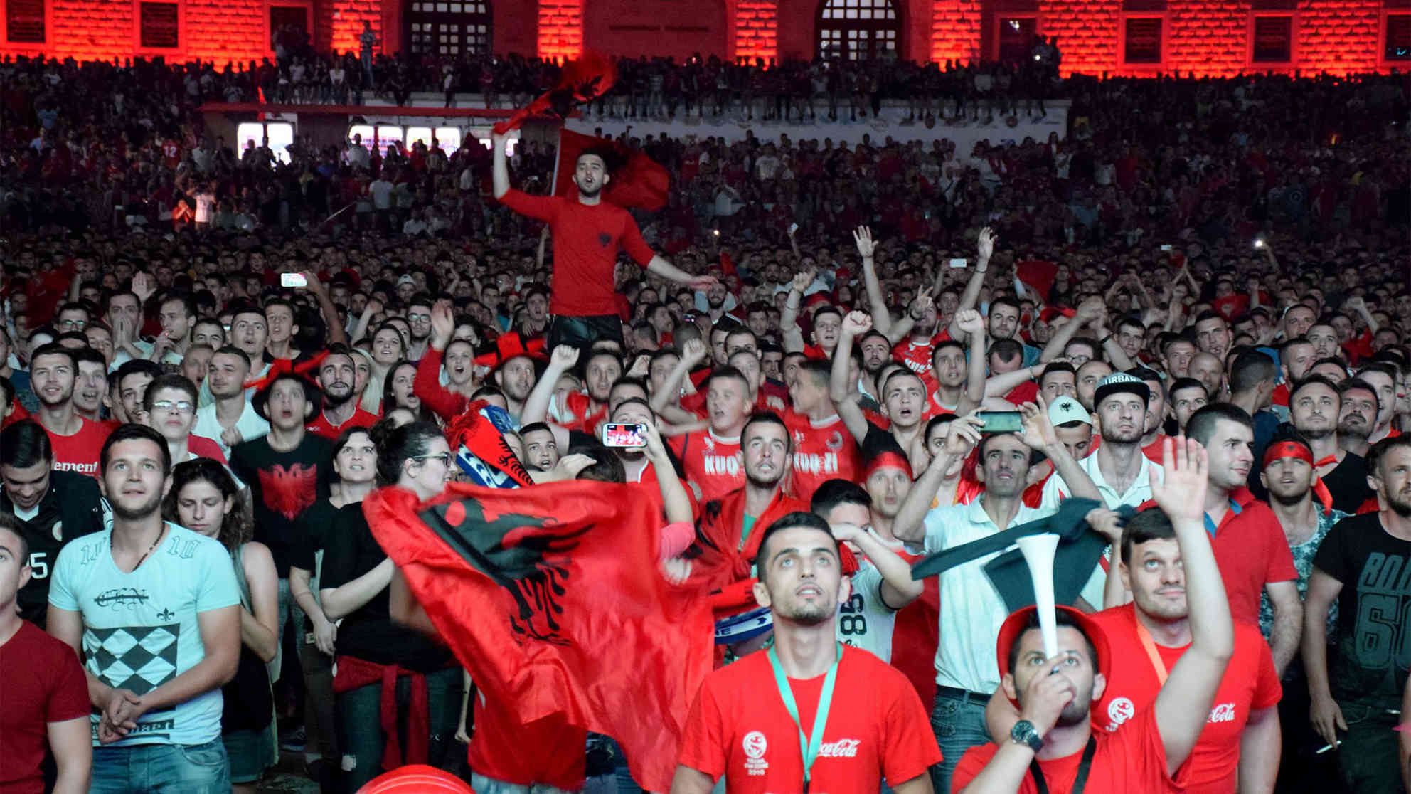 In ganz Tirana wurde auf öffentlichen Plätzen Fußball geschaut. Foto: picture-alliance | dpa