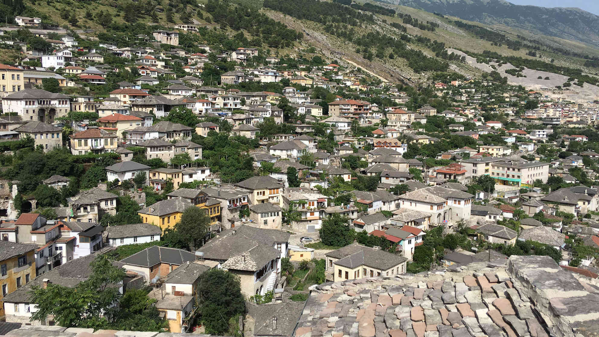 Gjirokastra heißt auch die 'Stadt der Steine', weil die Häuser der Altstadt mit Steinplatten gedeckt sind. Foto: BR | Michael Mandlik