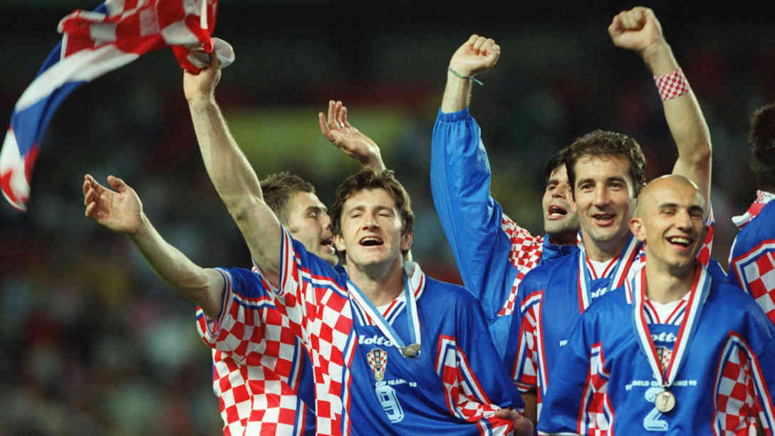 Die Kroaten (l-r) Zvonimir Boban (hinten), Davor Suker (mit Fahne) und Petar Krpan (Nr. 2) jubeln nach Spielschluß über die erkämpfte Bronze-Medaille bei der Fußball WM 1998 in Frankreich. Foto: picture-alliance | dpa