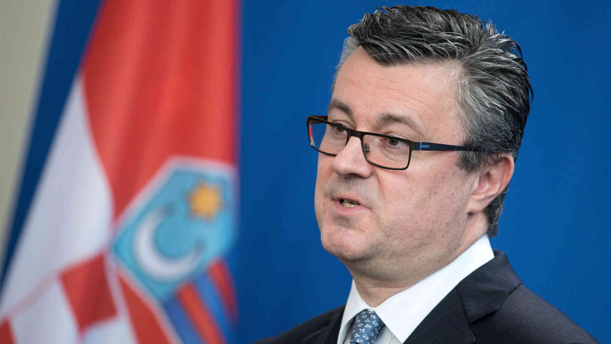 Ministerpräsident Tihomir Oreskovic, äußert sich am 01.03.2016 bei einer Pressekonferenz mit Bundeskanzlerin Merkel im Bundeskanzleramt in Berlin. Nach wenigen Monaten wurde er nun gestürzt. Foto: picture-alliance | dpa