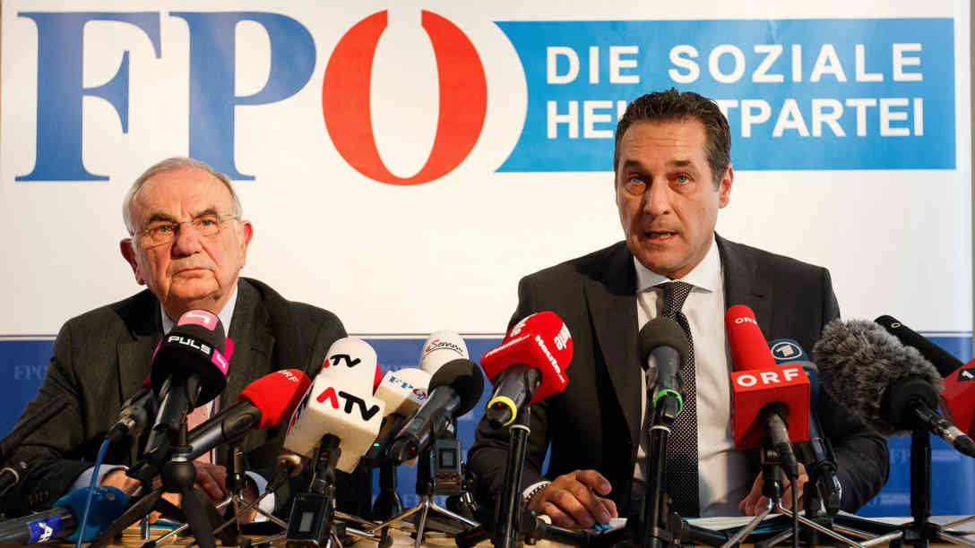 FPÖ-Chef Heinz-Christian Strache (re.) und der ehem. Justizminister Dieter Böhmdorfer bei der heutigen Pressekonferenz zur Anfechtung der Bundespräsidentenwahl in Österreich. Foto: picture alliance | dpa