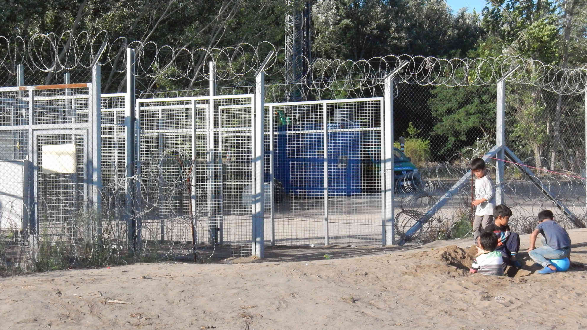 Um die unkontrollierte Einreise zu verhindern, richtete Ungarn letztes Jahr zwei sogenannte Transitzonen an der Grenze zu Serbien - bei den Übergängen Horgos/Röszke und Kelebija/Tompa - ein. Nur dort können Flüchtlinge legal nach Ungarn einreisen, indem sie einen Asylantrag stellen. Nur je 15 Menschen werden täglich durch das „Tor“ gelassen. Foto: BR | Dejan Stefanovic