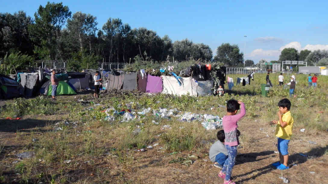 Serbien will kein „Parkplatz“ oder „Sammellager“ für Flüchtlinge werden, die auf dem Weg von einem EU-Territorium (Bulgarien, Griechenland) zum anderen (Ungarn) in Serbien stranden, ohne Chancen auf Asyl in einem der gewünschten westlichen EU-Länder. Seit einigen Tagen verstärken gemeinsame Patrouillen der Polizei und der Armee die Kontrolle entlang der Grenzen zu Bulgarien und Mazedonien, um illegale Routen aufzuspüren und den Menschenschmuggel zu verhindern. Foto: BR | Dejan Stefanovic