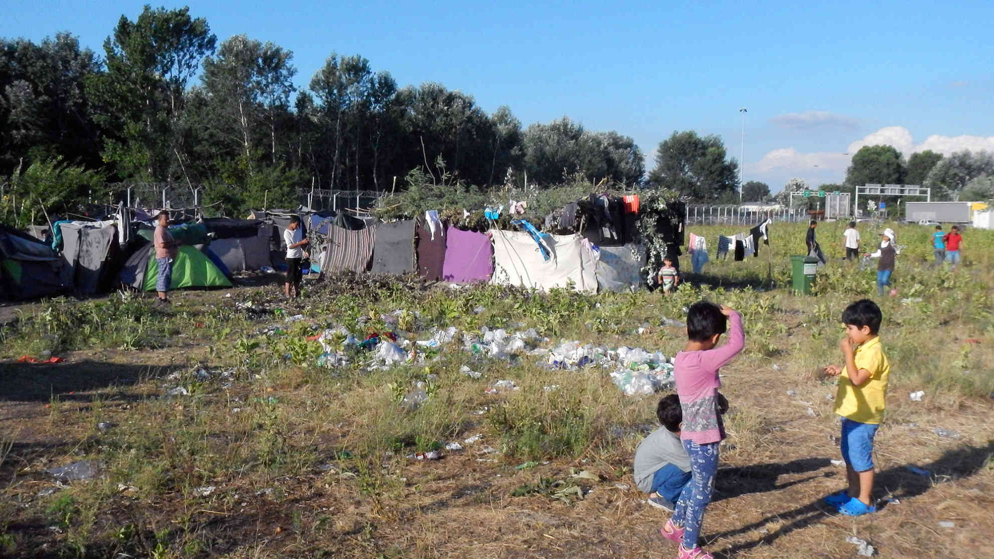 Serbien will kein „Parkplatz“ oder „Sammellager“ für Flüchtlinge werden, die auf dem Weg von einem EU-Territorium (Bulgarien, Griechenland) zum anderen (Ungarn) in Serbien stranden, ohne Chancen auf Asyl in einem der gewünschten westlichen EU-Länder. Seit einigen Tagen verstärken gemeinsame Patrouillen der Polizei und der Armee die Kontrolle entlang der Grenzen zu Bulgarien und Mazedonien, um illegale Routen aufzuspüren und den Menschenschmuggel zu verhindern. Foto: BR | Dejan Stefanovic