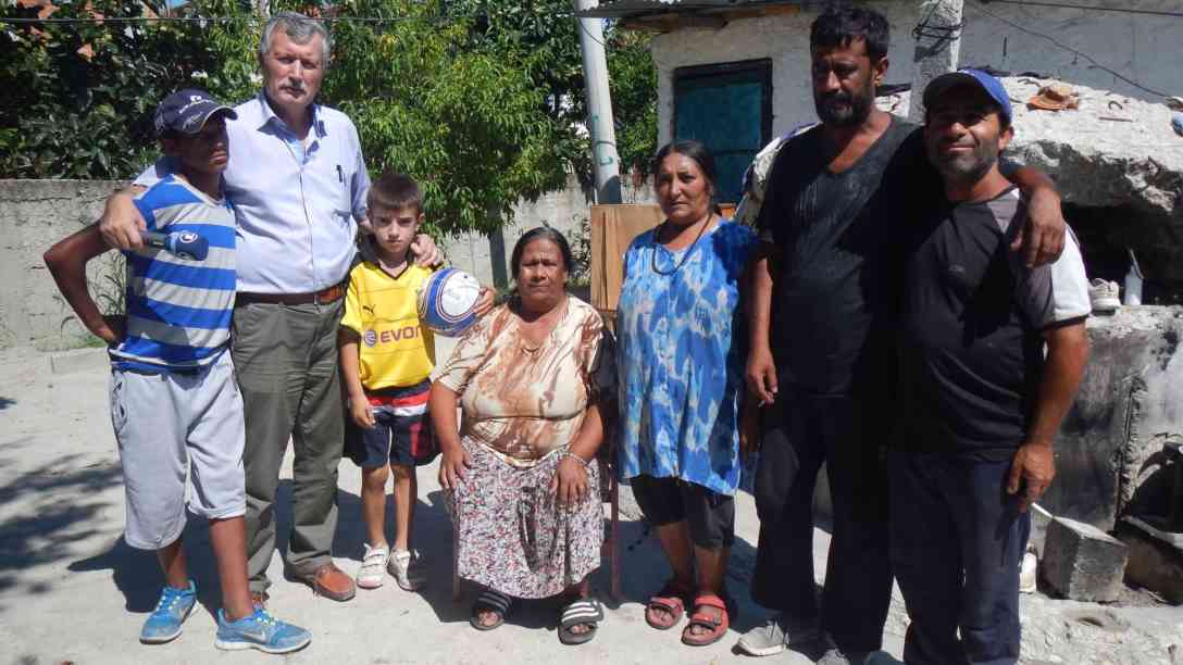 Ein Teil der Großfamilie Xhemalaj gruppiert sich um Großmutter Qefale mit ARD Mitarbeiter Astrit Ibro und Isaleo, der seinen neuen Fußball nicht mehr aus der Hand gibt. Foto: BR | Astrit Ibro