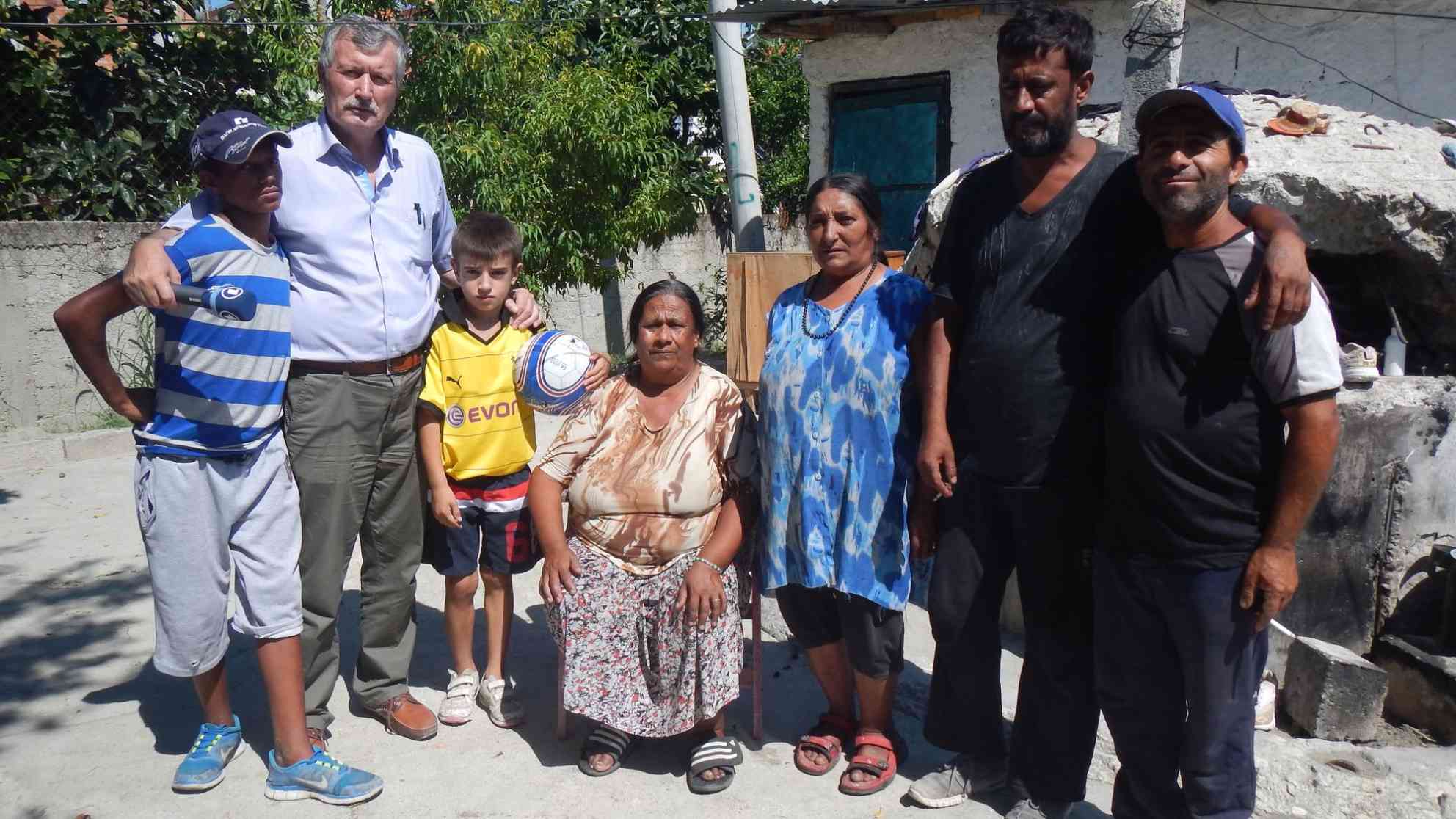 Ein Teil der Großfamilie Xhemalaj gruppiert sich um Großmutter Qefale mit ARD Mitarbeiter Astrit Ibro und Isaleo, der seinen neuen Fußball nicht mehr aus der Hand gibt. Foto: BR | Astrit Ibro