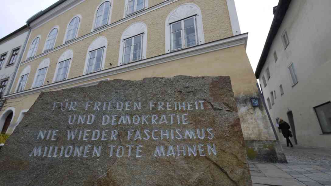 Gedenkstein aus dem ehemaligen KZ-Mauthausen vor Hitlers Geburtshaus in Braunau. Foto: picture-alliance | dpa