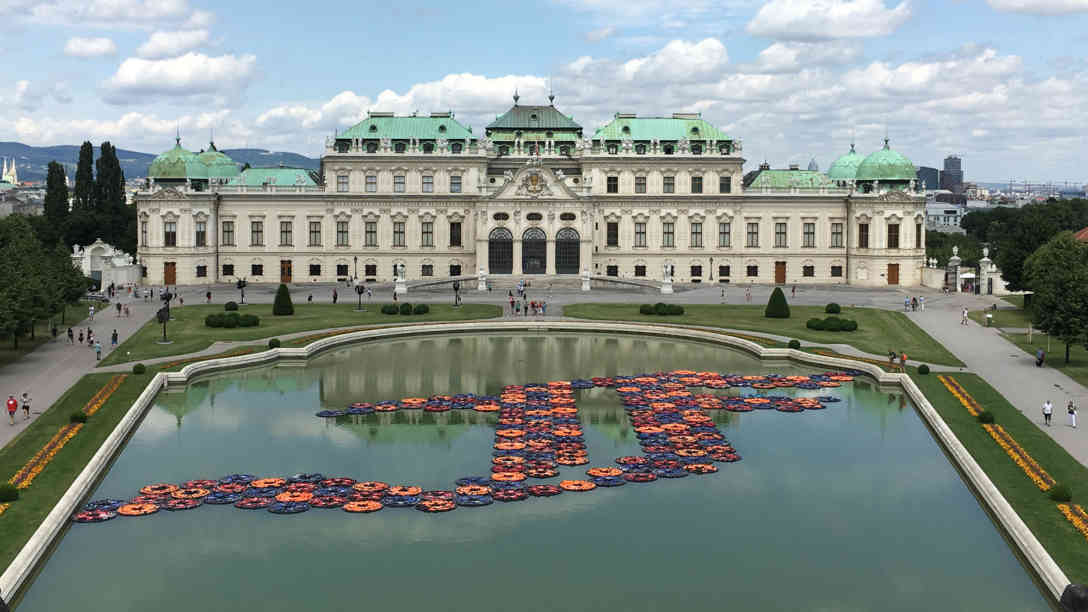 Jeweils fünf Schwimmwesten syrischer Flüchtlinge bilden eine Lotusblüte, die Installation insgesamt formt ein kalligraphisches 'F'. Foto: BR | Daniel Dzyak