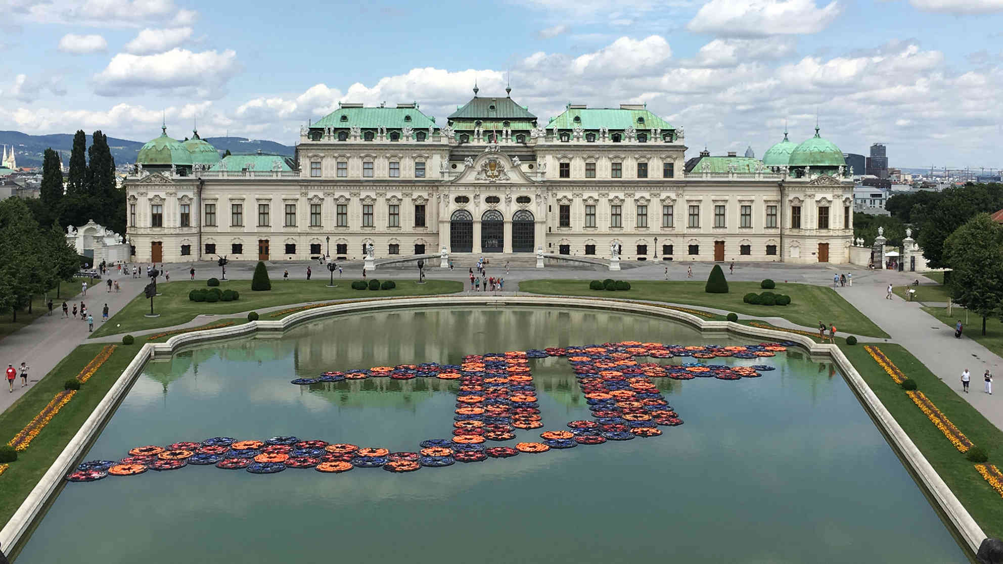 Jeweils fünf Schwimmwesten syrischer Flüchtlinge bilden eine Lotusblüte, die Installation insgesamt formt ein kalligraphisches 'F'. Foto: BR | Daniel Dzyak