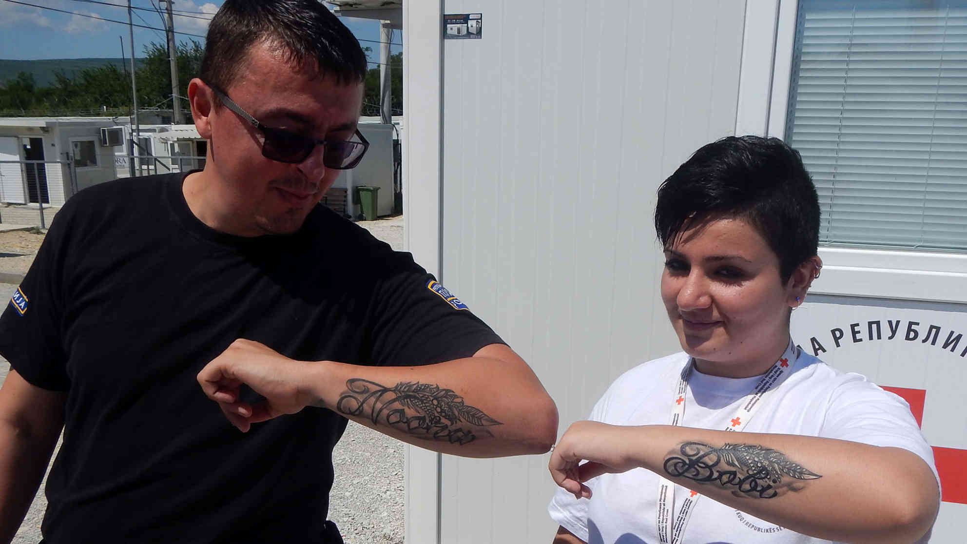 Der Polizist Bobi und Flüchtling Noora, die im Transitlager Tabanovce als Übersetzerin beim Roten Kreuz arbeitet, haben als Liebesbeweis gegenseitig ihre Namen eintätowieren lassen. Foto: BR | Schaban Bajrami