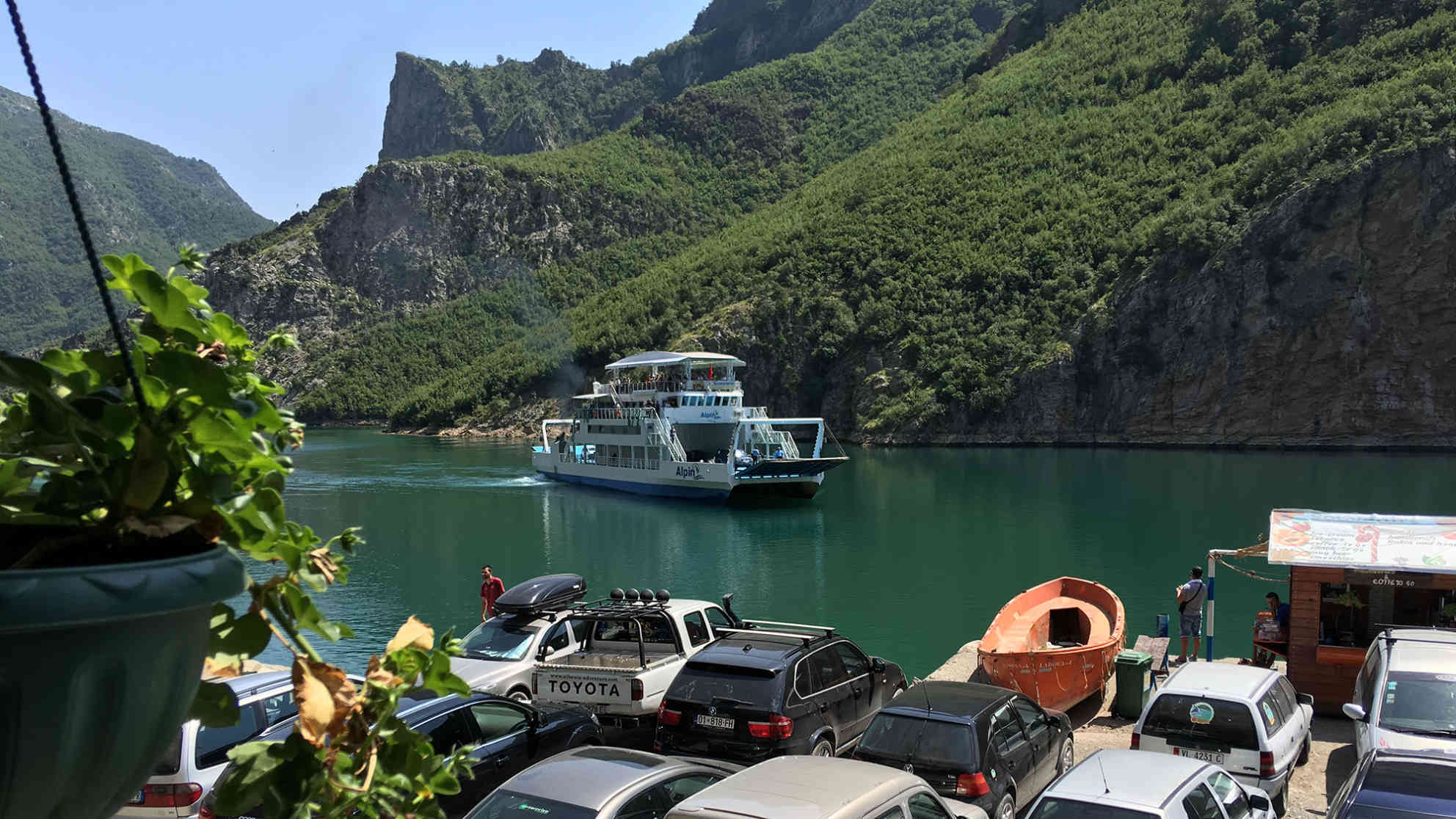Eine Fähre bringt zahlreiche Fahrzeuge über den Stausee ins 34 Kilometer entfernte Fierza. Foto: BR | Michael Mandlik