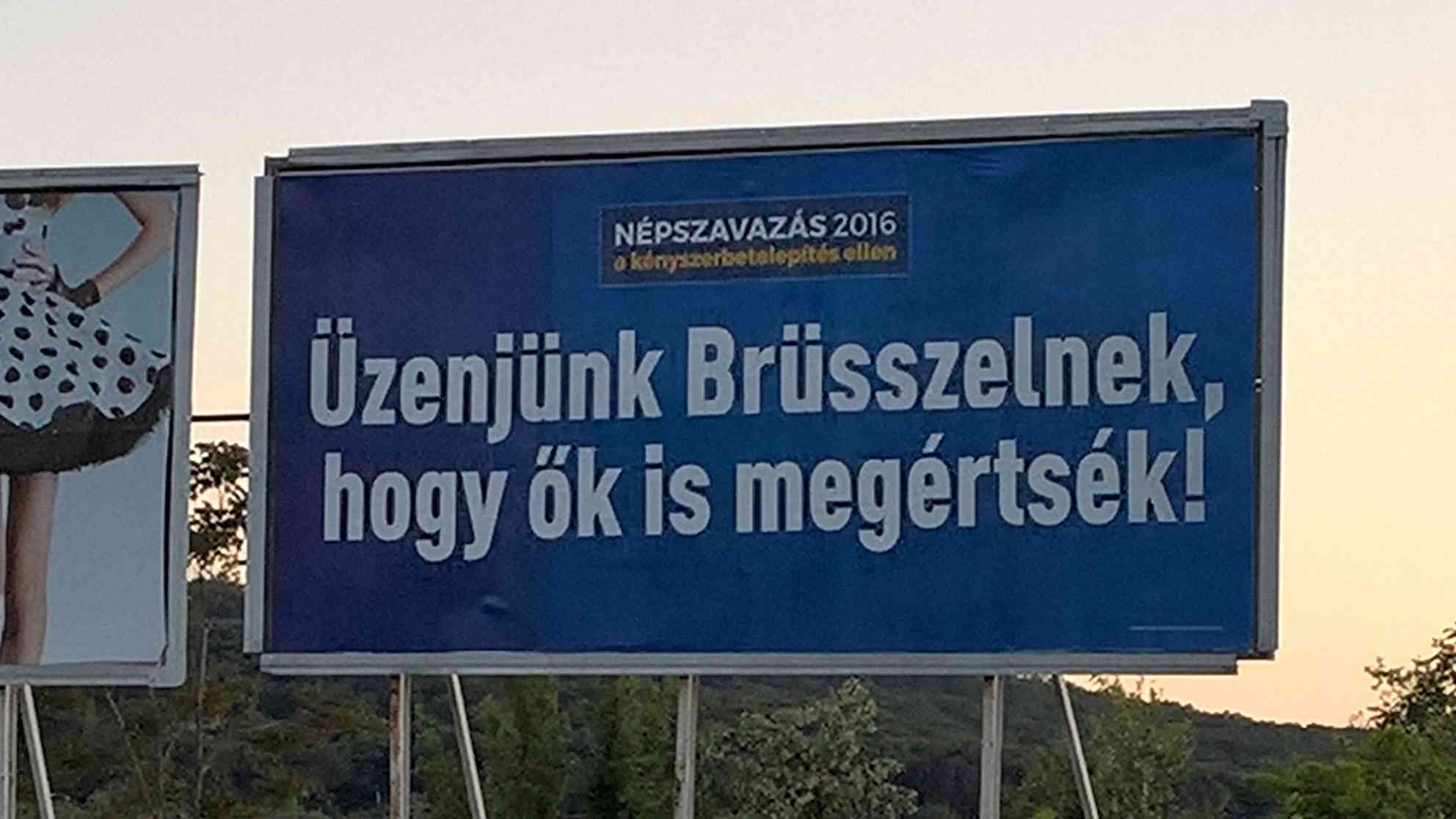 „Wir sagen es Brüssel, damit sie es endlich verstehen!“ - Plakate der rechtskonservativen Regierung Orban. In Ungarn leben etwa 1.500 Flüchtlinge und trotzdem versucht Orban das Thema für seine politischen Zwecke zu benutzen. Foto: BR | Attila Poth