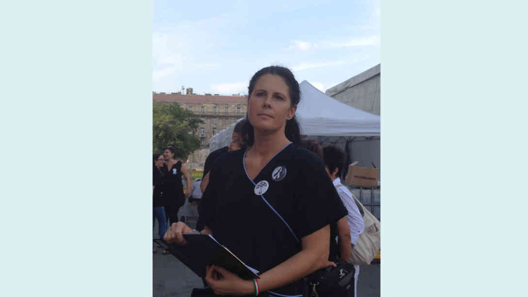 Schwetser Maria bei einer Demonstration vor dem Parlament. Foto: BR | Harriett Ferenczi