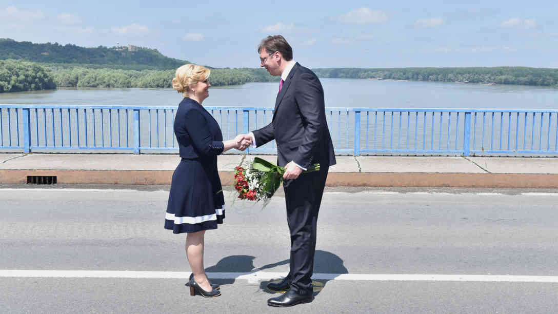 Kroatiens Präsidentin Kolinda Grabar-Kitarovic und Serbiens Regierungschef Aleksandar Vucic bei einem symbolischen Treffen auf der Donaubrücke zwischen den Kommunen Erdut (Kroatien) und Bogojevo (Serbien). Foto: Office of the President of the Republic of Croatia