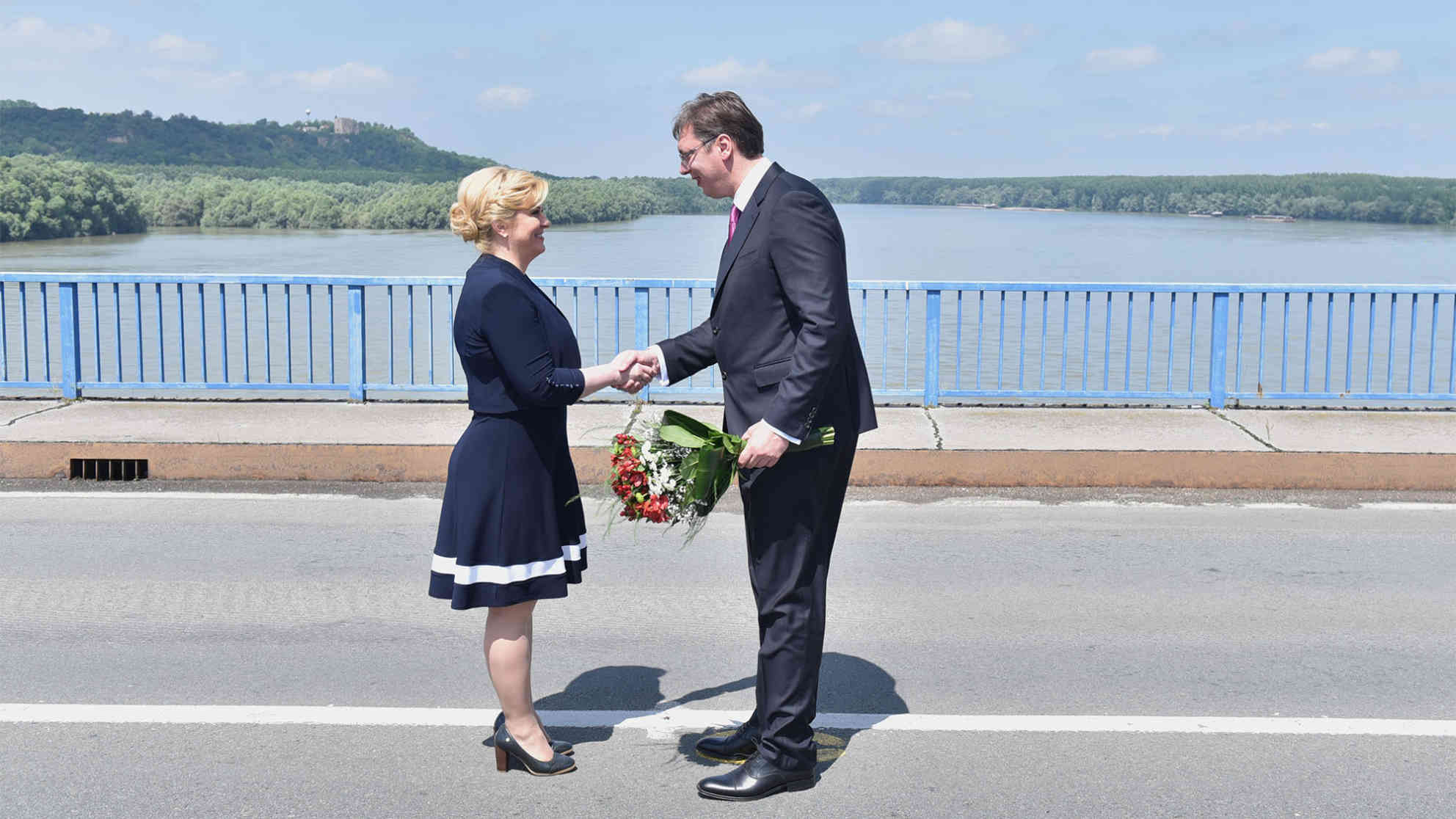 Kroatiens Präsidentin Kolinda Grabar-Kitarovic und Serbiens Regierungschef Aleksandar Vucic bei einem symbolischen Treffen auf der Donaubrücke zwischen den Kommunen Erdut (Kroatien) und Bogojevo (Serbien). Foto: Office of the President of the Republic of Croatia