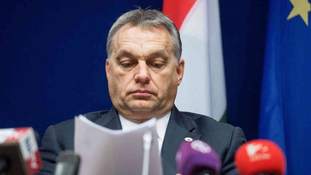 Der ungarische Premier Viktor Orban beim EU-Gipfel im Dezember 2015. Seit Monaten bereitet er mit negativen Parolen seine Landsleute auf das Referendum vor: Brüssel ist schuld. Brüssel ist gegen die Menschen. Brüssel regiert über unsere Köpfe hinweg. Foto: picture alliance | dpa